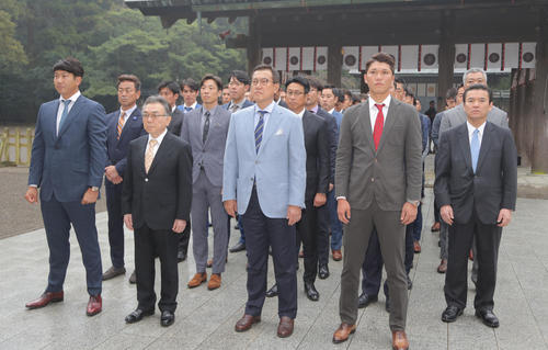 宮崎神宮に参拝する巨人の選手たち。前列左から岩隈、1人おいて原監督、坂本勇