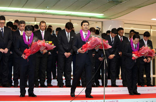 セレモニーで花束を受け取る緒方孝市監督。左は会沢翼（撮影・栗木一考）