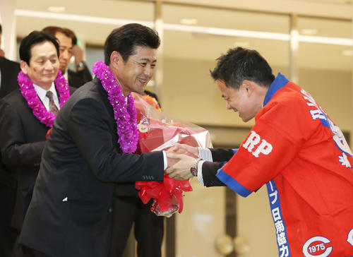 セレモニーで花束を受け取る緒方孝市監督（撮影・栗木一考）