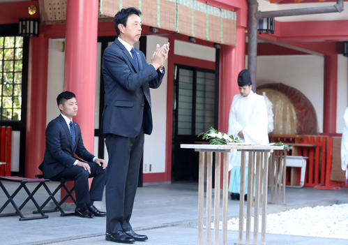 波上宮で必勝祈願を行った、ヤクルト小川監督。左後方は中村（撮影・狩俣裕三）
