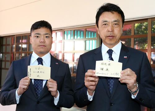 波上宮で必勝祈願を行った後、絵馬に目標を記す中村（左）と小川監督（撮影・狩俣裕三）