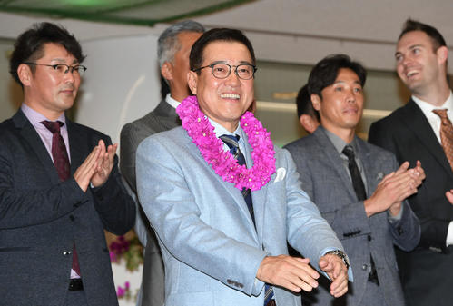 宮崎空港での歓迎セレモニーで笑顔を見せる巨人原監督（手前）（撮影・山崎安昭）