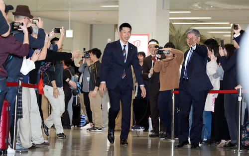 那覇空港に到着し笑顔を見せる矢野監督（中央）（撮影・前田充）
