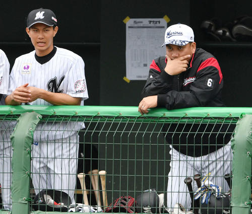 紅白戦　戦況を見つめるロッテ井口監督（右）。左はロッテドラフト1位の藤原（撮影・滝沢徹郎）