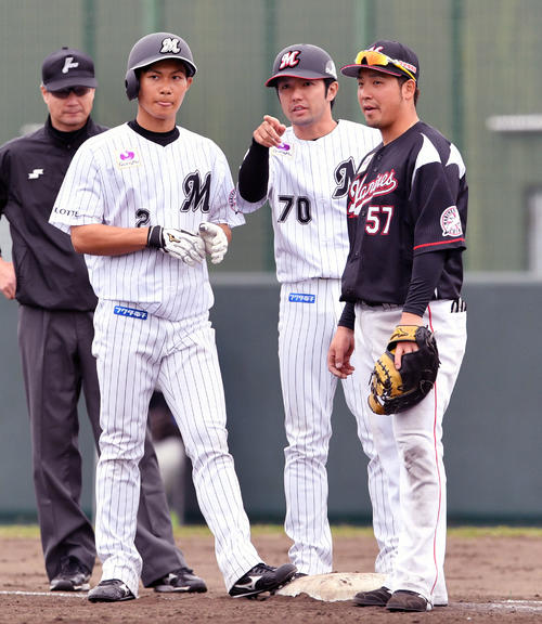 紅白戦　8回裏白組2死、四球で進塁したロッテドラフト1位の藤原（左手前）（撮影・滝沢徹郎）
