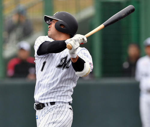 紅白戦　3回裏白組1死一塁、ロッテ清田は中越え2点本塁打を放つ（撮影・滝沢徹郎）