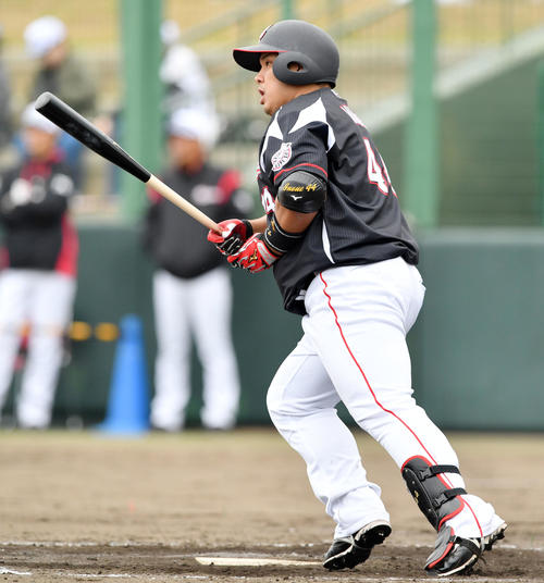 紅白戦　4回表紅組無死二塁、ロッテ井上は左中間へ適時二塁打を放つ（撮影・滝沢徹郎）