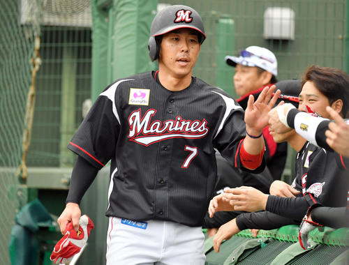 紅白戦　4回表紅組無死二塁、ロッテ井上の適時二塁打で生還した鈴木（撮影・滝沢徹郎）