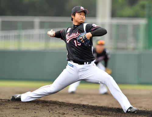 紅白戦で力投するロッテ唐川（撮影・滝沢徹郎）