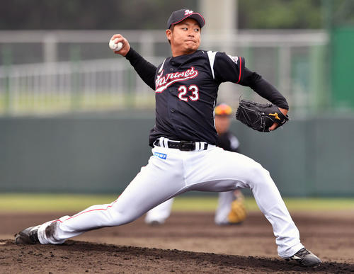 紅白戦で力投するロッテ酒居（撮影・滝沢徹郎）