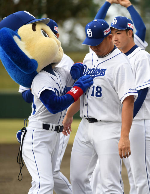 ドアラにユニホームをいじられる松坂（撮影・前岡正明）