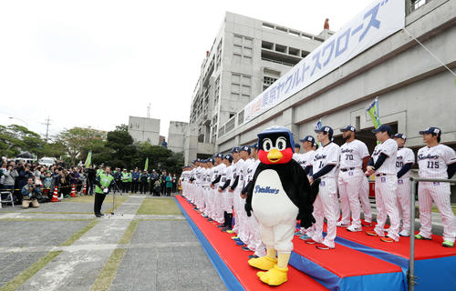 キャンプイン前に浦添市役所を訪問するヤクルトの選手たち（撮影・狩俣裕三）