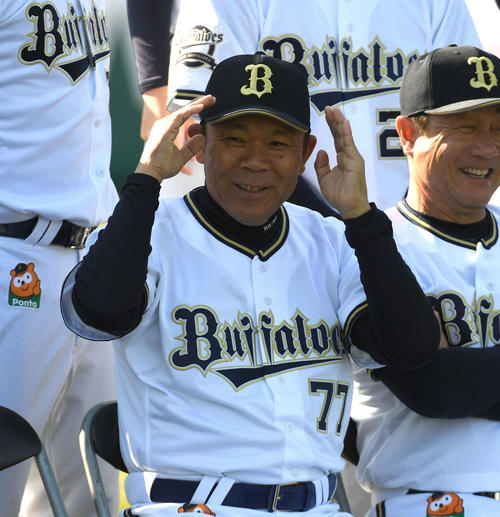 集合写真に向けポーズを気にする西村徳文監督（撮影・渦原淳）