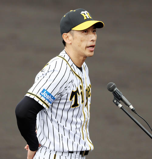 宜野座キャンプ歓迎セレモニーであいさつする矢野監督（撮影・加藤哉）
