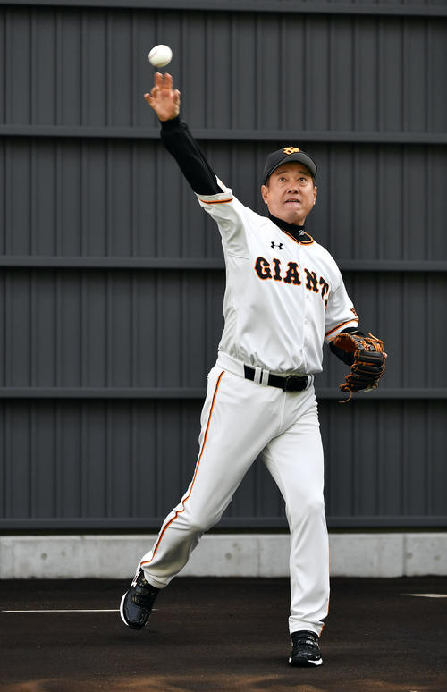 新ブルペンのオープニングセレモニーで始球式を行う巨人原監督