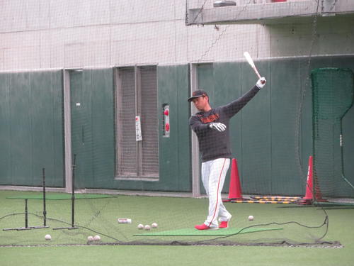 別メニュー調整でティー打撃する巨人中島（撮影・久保賢吾）