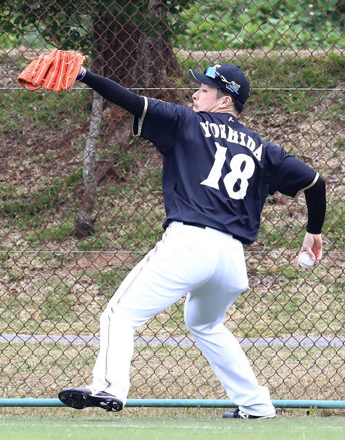 背番号「18」のユニホームを着用しキャッチボールする日本ハム吉田輝（撮影・江口和貴）
