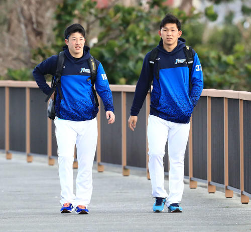 宿舎から歩いて球場へ向かう日本ハム吉田輝（左）と柿木（撮影・江口和貴）
