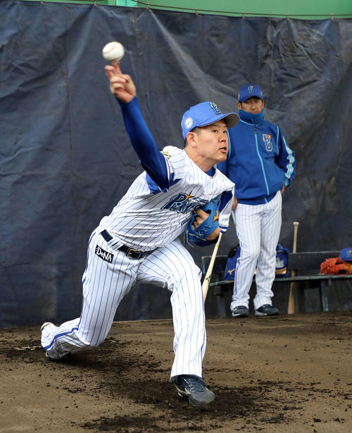 三浦大輔コーチ（右）に見られてブルペンで投球練習するDeNA上茶谷（撮影・鈴木正人）