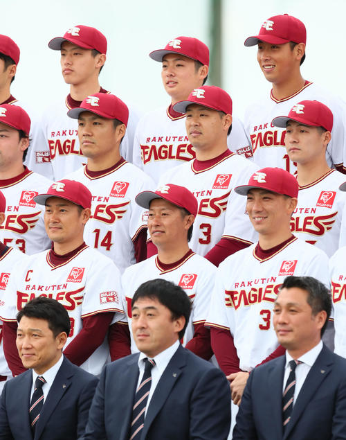 キャンプインを迎え記念撮影に臨む則本昂（手前から3列目左）、浅村（同中央）ら楽天ナイン（撮影・足立雅史）