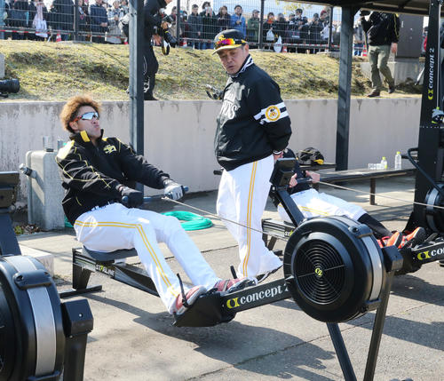 工藤監督に見守られ、ボートこぎのような筋トレ器具で練習する柳田（撮影・菊川光一）