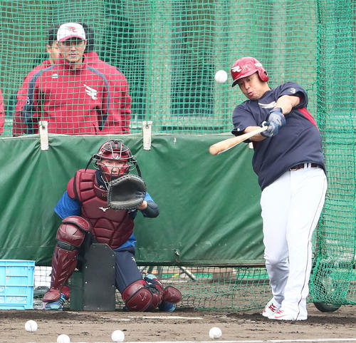 フリー打撃で柵越えの当たりを放つ楽天浅村。後方は平石監督（撮影・足立雅史）