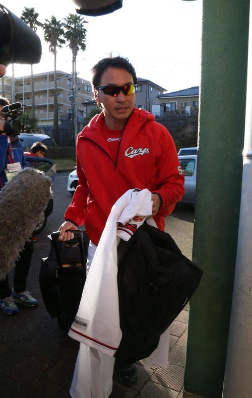 球場入りする広島長野久義（撮影・栗木一考）