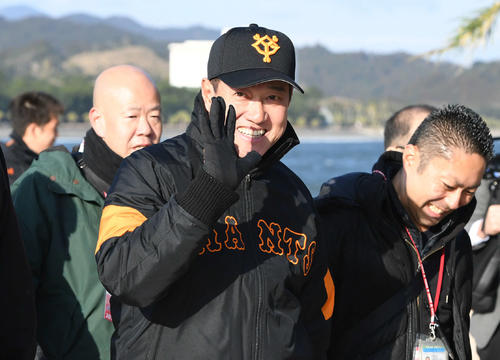 報道陣と談笑しながら青島神社への参拝に向かう巨人原監督（撮影・山崎安昭）