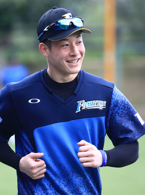ランニングする日本ハム吉田輝（撮影・江口和貴）