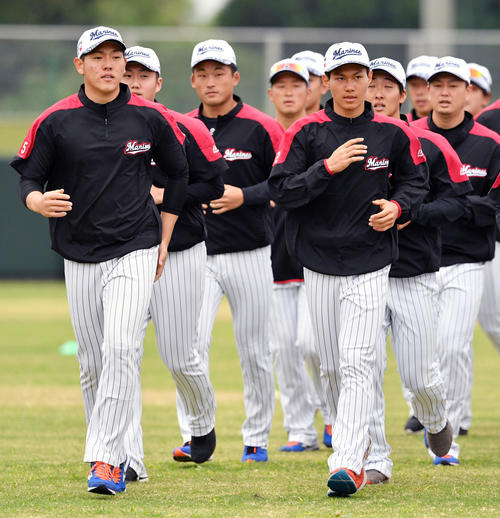 ウオーミングアップでランニングするロッテドラフト1位の藤原（手前右）。手前左は安田（撮影・滝沢徹郎）