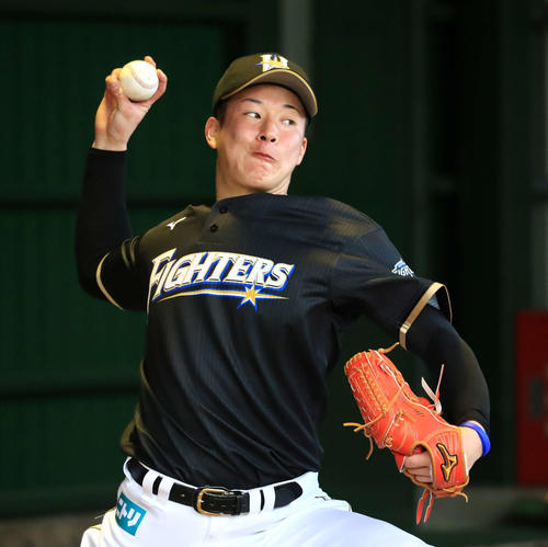キャンプ2日目にブルペン投球する日本ハム吉田輝（撮影・江口和貴）