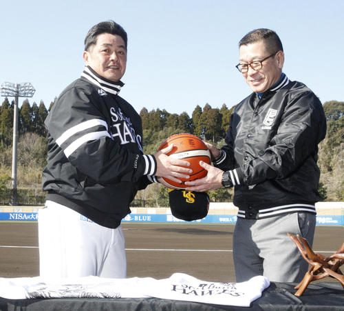 Bリーグの大河正明チェアマン（右）の表敬訪問を受け、バスケットボールを贈呈されるソフトバンク工藤監督（撮影・菊川光一）