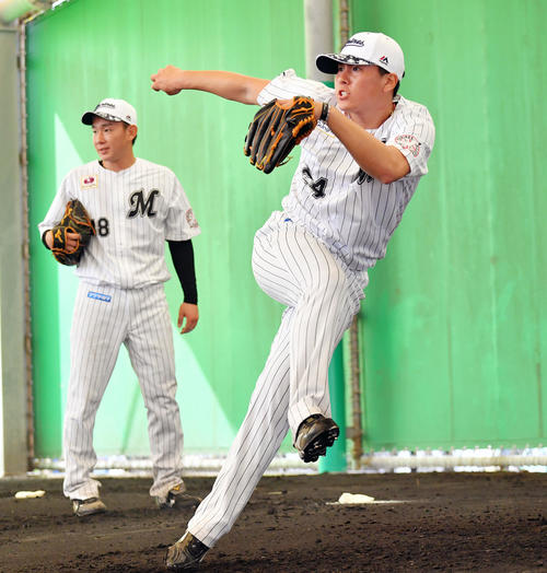 ブルペンで投球するロッテのドラフト2位東妻（手前）。奥は同5位中村稔（撮影・滝沢徹郎）
