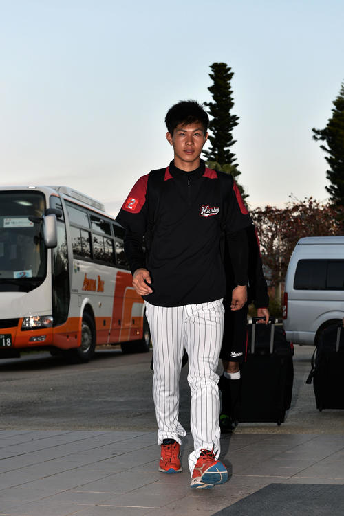 早出の練習で室内練習場に入るロッテドラフト1位の藤原（撮影・滝沢徹郎）