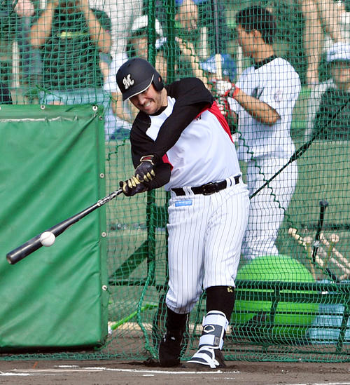フリー打撃で快音を響かせるロッテのレアード（撮影・滝沢徹郎）