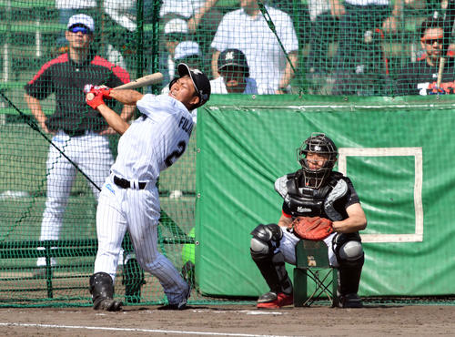 フリー打撃で汗を流すロッテドラフト1位の藤原（撮影・滝沢徹郎）