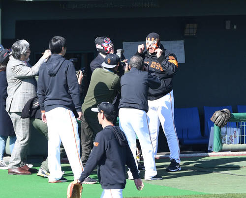 巨人原監督（右）はザ・グレート・サスケからもらったマスクを被って変身（撮影・山崎安昭）