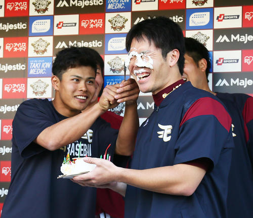 楽天島内（右）は山崎にバースデーケーキのクリームを顔につけられ祝福される（撮影・足立雅史）