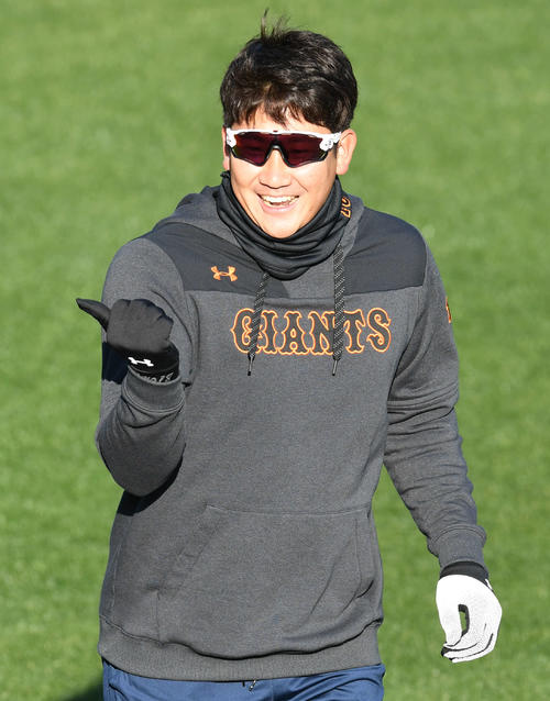 アーリーワークでランニングする巨人菅野。たまたまイイネダンスのような格好に（撮影・山崎安昭）