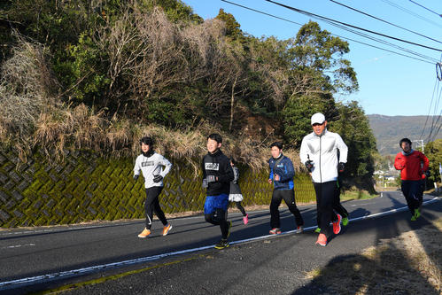 担当記者を引き連れて宿舎からランニングする西武辻発彦監督（手前右）（撮影・たえ見朱実）
