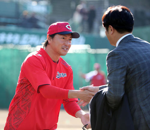 前巨人監督の高橋由伸氏（右）と握手を交わす長野久義（撮影・栗木一考）