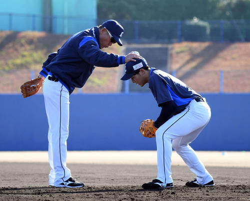 早出特守で辻発彦監督から指導を受ける西武山野辺（撮影・たえ見朱実）