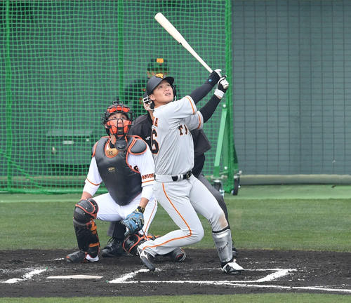 巨人紅白戦　4回表2軍無死二、三塁、石川は左越え3点本塁打を放つ（撮影・山崎安昭）