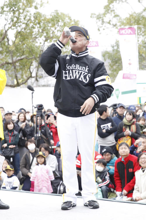 イベント会場で恵方巻を食べる工藤公康監督（撮影・菊川光一）