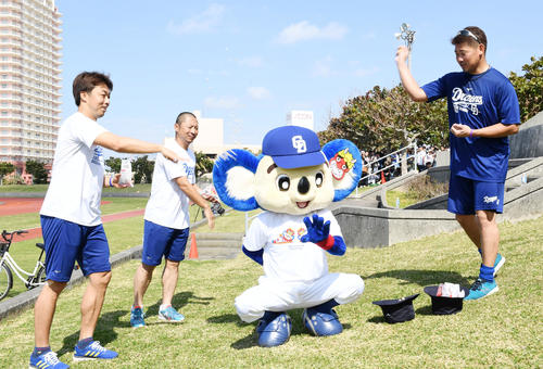 鬼のドアラに向かって節分の豆まきを行う（左から）吉見、谷元、松坂（撮影・前岡正明）
