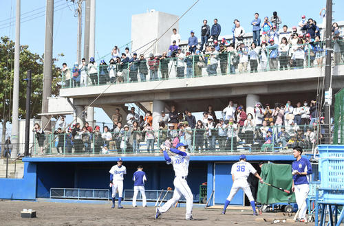 多くのファンに見守られながらティー打撃を行う中日根尾（撮影・鈴木みどり）