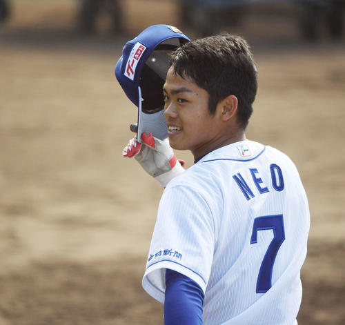 ティー打撃を終え笑顔を見せる中日根尾（撮影・鈴木みどり）