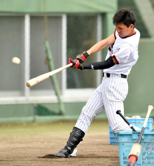 ティー打撃で汗を流すロッテドラフト1位の藤原（撮影・滝沢徹郎）