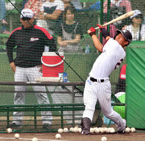 ロッテ井口監督（奥）が見守る中、フリー打撃するドラフト1位の藤原（撮影・滝沢徹郎）