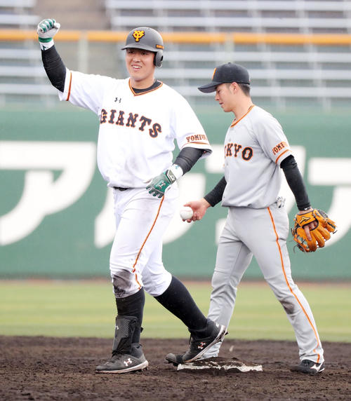 7回裏1軍1死、右中間に二塁打を放ち塁上でガッツポーズの岡本（左）（撮影・垰建太）